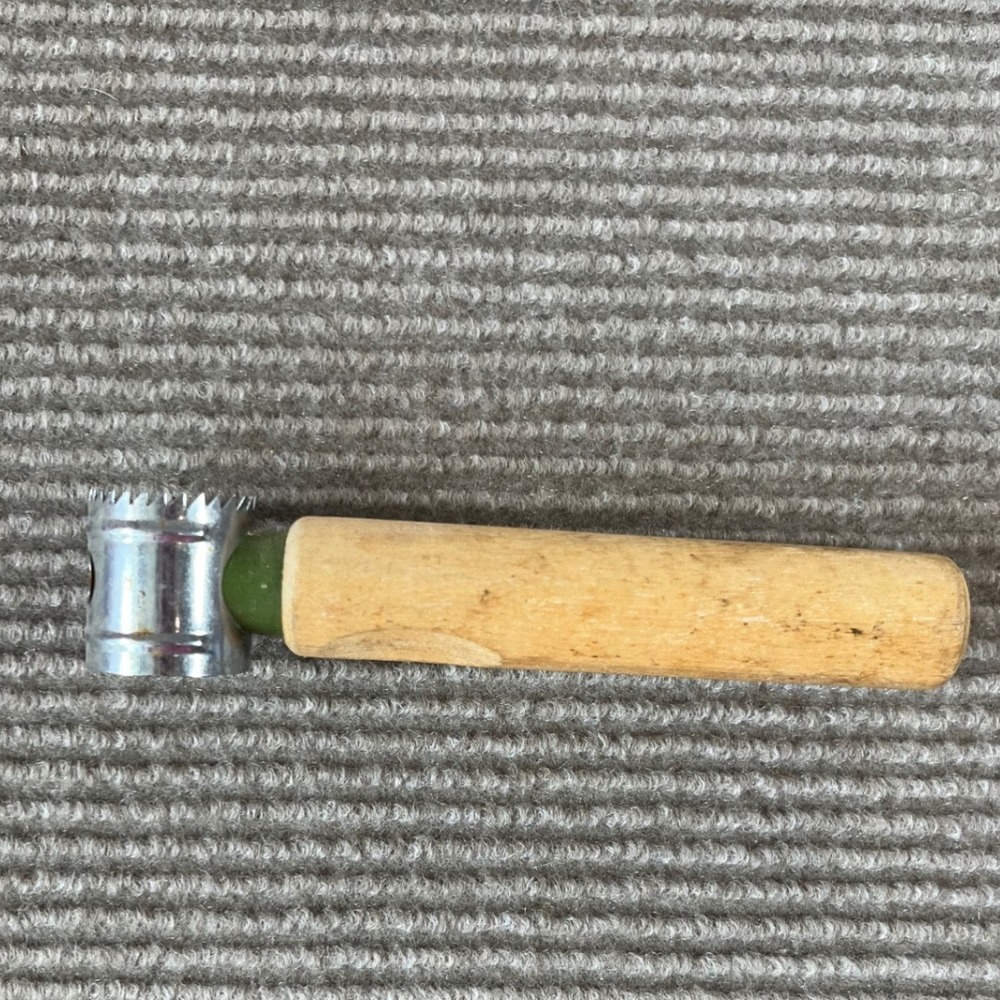 Vintage Wood Handle Corn Kernel Remover Serrated Metal Fruit Tool Green‎ Accent